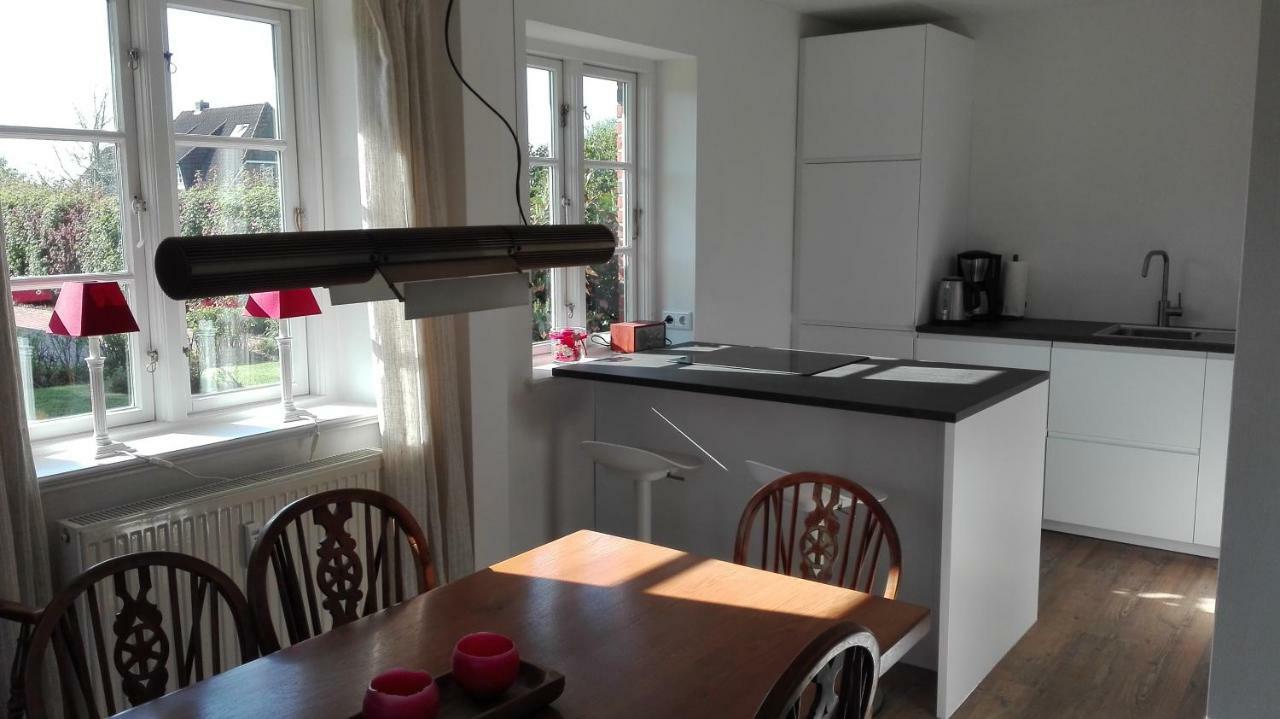 Ferienwohnungen Und Haushaelfte Friesland Midlum  エクステリア 写真